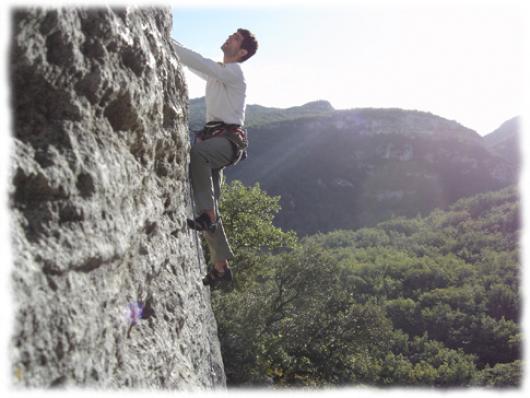 Initiation escalade Sur falaises ecole ou grandes voies, le Languedoc regorge de sites d'escalade de grande qualite